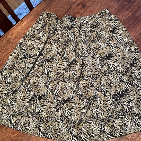 Sag Harbor printed skirt with pockets - Picture 2 of 9